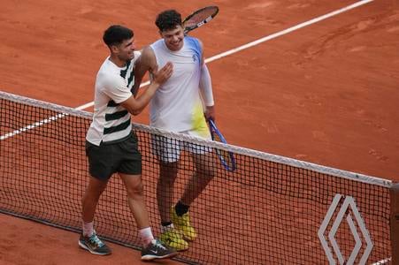 Španielsky tenista Carlos Alcaraz (vľavo) sa zdraví s Američanom Benom Sheltonom po jeho výhre v osemfinále dvojhry mužov na grandslamovom tenisovom turnaji Roland Garros 2025. 