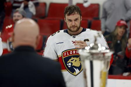 Kapitán  Floridy Panthers Aleksander Barkov sa pozerá na trofej Princa Walesu pre víťazov Východnej konferencie NHL.