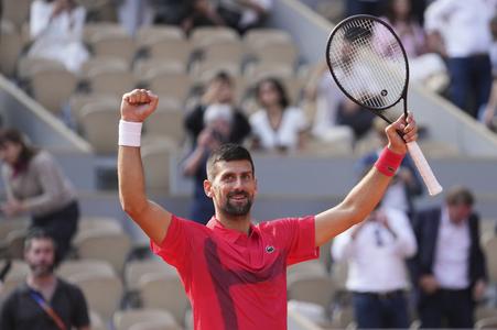 Srbský tenista Novak Djokovič oslavuje víťazstvo nad Britom Cameronom Norriem v osemfinále mužskej dvojhry na grandslamovom turnaji Roland Garros.