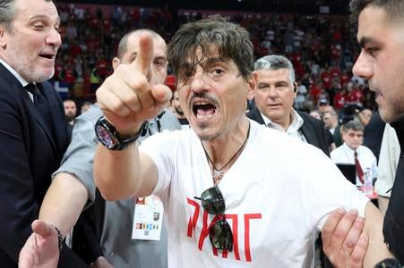 Majiteľ basketbalového klubu Panathinaikos Atény Dimitris Giannakopoulos musel po vyhrážkach na stranu Olympiakosu opustiť finálový zápas gréckej ligy.