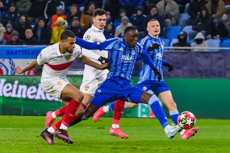 Idjessi Metsoko (uprostred) strieľa gól v Lige majstrov do siete Stuttgartu.