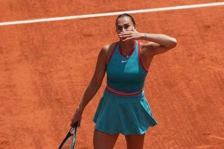 Arina Sobolenková zdraví divákov po postupe do semifinále Roland Garros.