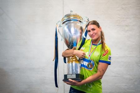 Slovenská hádzanárka Karin Bujnochová v drese Jomi Salerno po zisku majstrovského titulu v Taliansku.