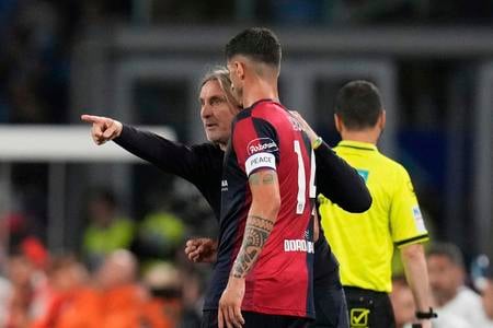 Davide Nicola (vľavo, v rozhovore s Alessandrom Deiolom) na lavičke Cagliari skončil.