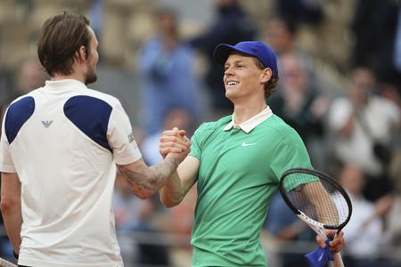 Jannik Sinner (vpravo) a Alexander Bublik si podávajú ruky po štvrťfinále mužskej dvojhry na grandslamovom turnaji Roland Garros v Paríži. Sinner zvíťazil 6:1, 7:5, 6:0.