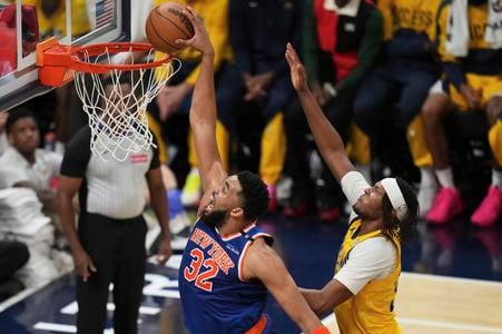 Basketbalista New Yorku Knicks Karl-Anthony Towns (vľavo), vpravo hráč Indiany Pacers Myles.