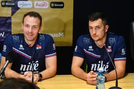 Tréner slovenských volejbalistov Steven Vanmedegael (vľavo) a kapitán Jakub Ihnát.