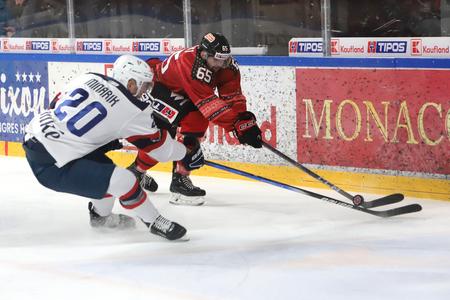 Zľava Jakub Minárik (Slovan) a Martin Bučko (Banská Bystrica).