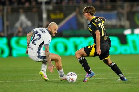 Futbalista Interu Miláno Federico Dimarco (vľavo) a hráč Coma Nico Paz.