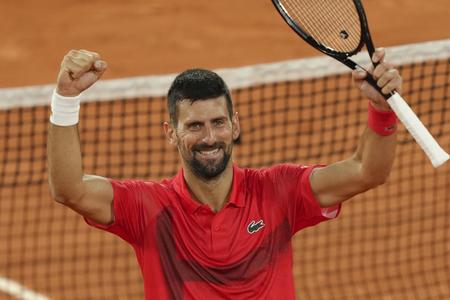 Novak Djokovič v stredu tesne pred polnocou oslávil postup do svojho 51. grandslamového semifinále.