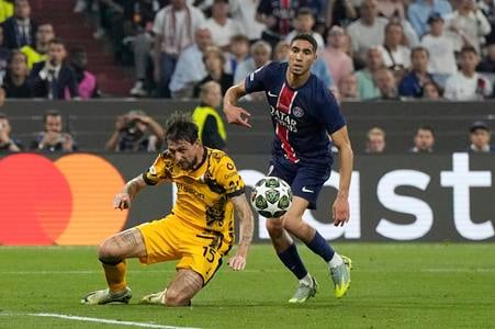 Francesco Acerbi (vľavo) v súboji s Achrafom Hakimim vo finále Ligy majstrov, v ktorom Inter Miláno podľahol Parížu Saint-Germain 0:5.