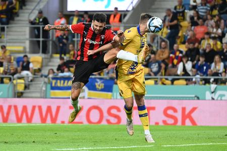 Filip Kaša, ako hráč DAC Dunajská Streda, v súboji o loptu s Michalom Ďurišom počas zápasu 9. kola Niké ligy DAC 1904 Dunajská Streda - FC Spartak Trnava v októbri 2023.