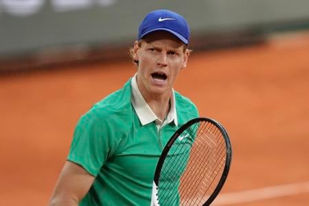 Taliansky tenista Jannik Sinner si zahrá premiérové parížske grandslamové finále.