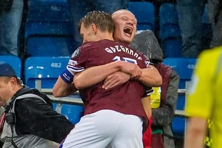 Erling Haaland (vpravo) a Martin Odegaard sa tešia z gólu v talianskej sieti. Zo stretnutia Nórsko - Taliansko 3:0.