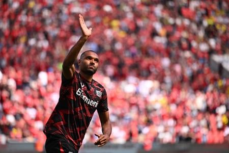 Jonathan Tah sa lúči s fanúšikmi.