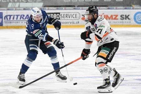 Na snímke zľava Alex Cotton (Nitra) a Eduard Šedivý (Košice) v treťom zápase finále play-off Tipos extraligy medzi HK Nitra a HC Košice.