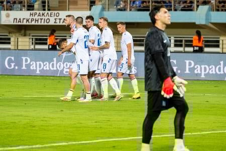 Na snímke slovenskí futbalisti oslavujú jediný gól počas prípravného zápasu Grécko – Slovensko.