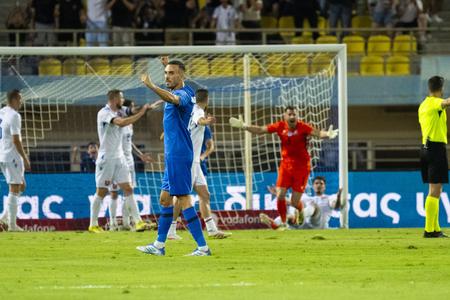 Na snímke slovenskí futbalisti inkasujú gól, uprostred Dimitris Kourbelis oslavuje (Grécko) počas prípravného zápasu Grécko – Slovensko.