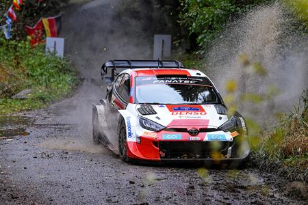 Na snímke Sébastien Ogier a jeho spolujazdec Vincent Landais (obaja z Francúzska) z tímu Toyota Gazoo Racing WRT v októbri 2023.