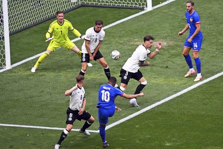 Kylian Mbappé strieľa prvý gól Francúzov proti Nemecku v súboji o tretie miesto v Lige národov.Marijan Murat/dpa via AP