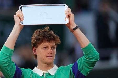 Jannik Sinner s trofejou za druhé miesto.