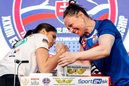 Slovenská reprezentantka Lucia Debnárová (vpravo) počas ME v pretláčaní rukou.