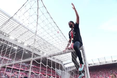 Brankár Alisson oslavuje titul v Premier League.