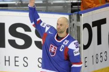Pavol Demitra sa lúči sa fanúšikmi po zápase s Dánskom na MS 2011 v Bratislave