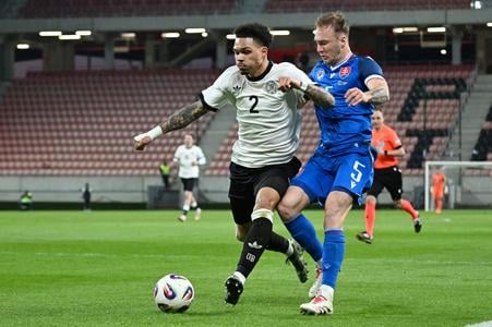 Vpravo hráč Slovenska Dominik Javorček a hráč Nemecka Nnamdi Collins počas prípravného zápasu.