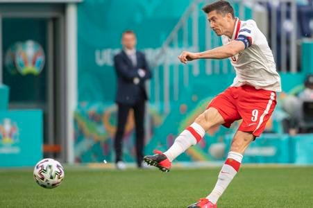 Robert Lewandowski je poľský futbalový rekordér. Kapitánsku pásku mal v 93 zápasoch, aj na Eure 2020 proti Slovensku... 