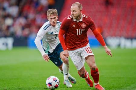 Dánsky hráč Christian Eriksen (vpravo) a hráč Severného Írska Ethan Galbraith.