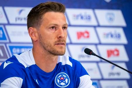 Na snímke futbalový reprezentant SR Patrik Hrošovský počas tlačovej konferencie pred prípravným zápasom Izrael – Slovensko v maďarskom Debrecíne.