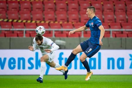 Izraelčan Sheran Yeini a  Róbert Boženík (vpravo) v zápase 2. skupiny B -divízie Ligy národov v Trnave. Slovensko v októbri 2000 s Izraelom prehralo 2:3.