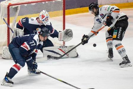 Uprostred brankár Henri Kiviaho, vľavo Branislav Kubka (Slovan) a vpravo Filip Krivošík (Košice) v hokejovom zápase 54. kola Tipos extraligy medzi HC Slovan Bratislava - HC Košice.