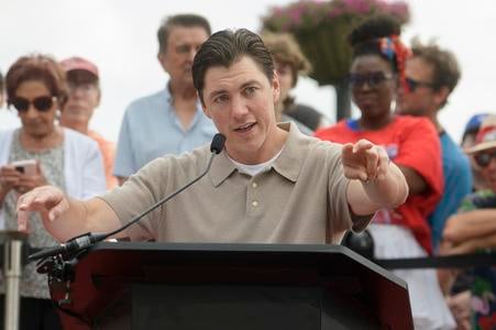 Útočník Washingtonu Capitals T.J. Oshie oznamuje ukončenie kariéry.