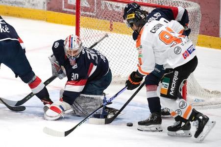 Michal Chovan pred bránou Denisa Godlu z bratislavského Slovana v januári 2024.