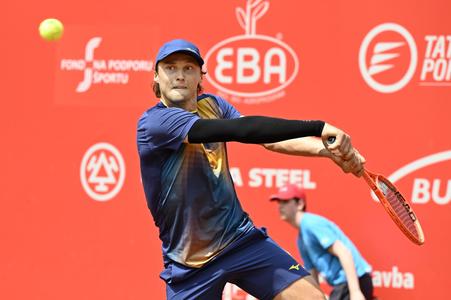 Na snímke slovenský tenista Jozef Kovalík odvracia úder Brita Jana Choinského v 1. kole dvojhry mužov na antukovom challengerovom turnaji Bratislava Open.