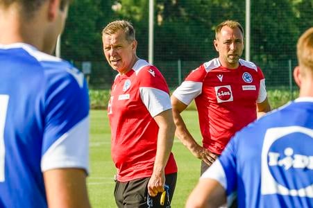 Tréner Jaroslav Kentoš stojí so svojím tímom pred úvodnou prekážkou na domácom turnaji. Mladých Slovákov vyzvú Španieli.