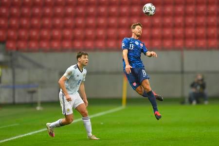 Kieran Tierney (vľavo) v reprezentačnom drese škótska v súboji proti Slovensku.