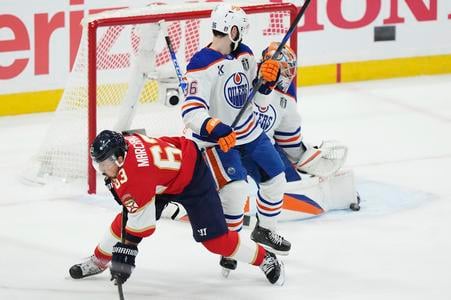 Jake Walman pred svojím gólmanom v treťom finále Stanley Cupu.