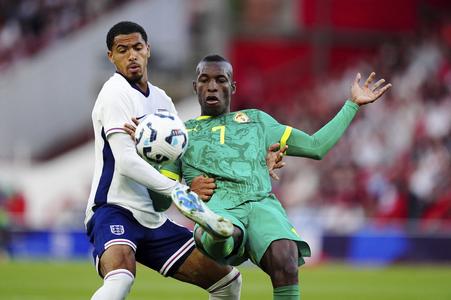 Levi Colwill a Nicolas Jackson (vpravo) v súboji o loptu v zápase Anglicko - Senegal.