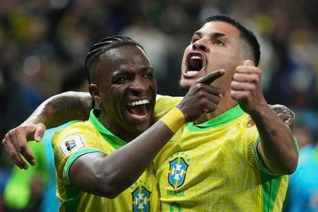 Vinicius Junior (vľavo) sa raduje s Brunom Guimaraesom v zápase proti Paraguaju.