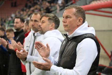 Tréner slovenskej futbalovej reprezentácie do 21 rokov Jaroslav Kentoš (vpravo) počas marcového prípravného zápasu s Francúzskom.