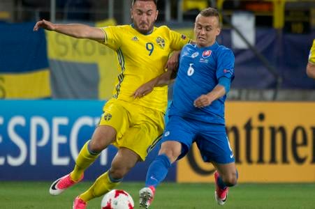 Stanislav Lobotka (vpravo) v súboji s Muamerom Tankovicom v zápase A skupiny ME futbalistov do 21 rokov Slovensko - Švédsko.