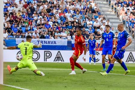 Mateo Joseph strieľa gól na 2:0 pre Španielsko v úvodnom zápase Eura 2025. Prizerá sa ja Adam Obert s číslom 4.