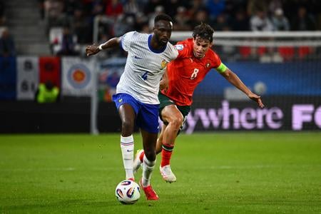 Na snímke zľava Chrislain Matsima z Francúzska a Paulo Bernardo z Portugalska počas zápasu základnej C-skupiny Portugalsko - Francúzsko.