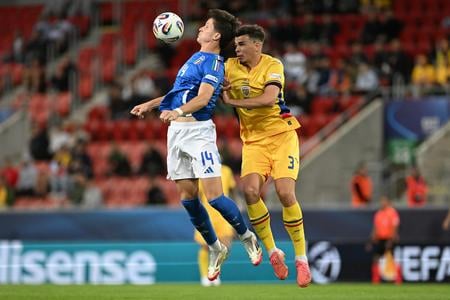 Giovanni Fabbian (Taliansko) a vpravo Cristian Ignat (Rumunsko) počas zápasu základnej A-skupiny Taliansko - Rumunsko.