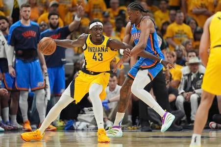 Útočník Indiany Pacers Pascal Siakam (43) odráža útočníka Oklahomy City Thunder Jalena Williamsa.