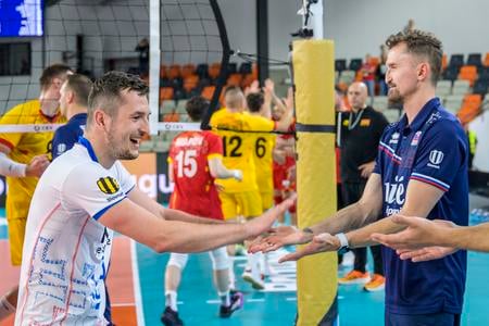 Súčasný kapitán Jakub Ihnát (vľavo) s niekdajším kapitánom a už asistentom trénera Michalom Masným, ktorý má na Algavre pekné spomienky.