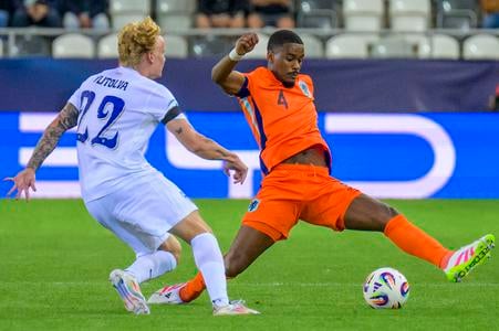 Miska Ylitolva (Fínsko) a Jorrel Hato (Holandsko) počas zápasu základnej D-skupiny Fínsko - Holandsko na MEy hráčov do 21 rokov v Košiciach.